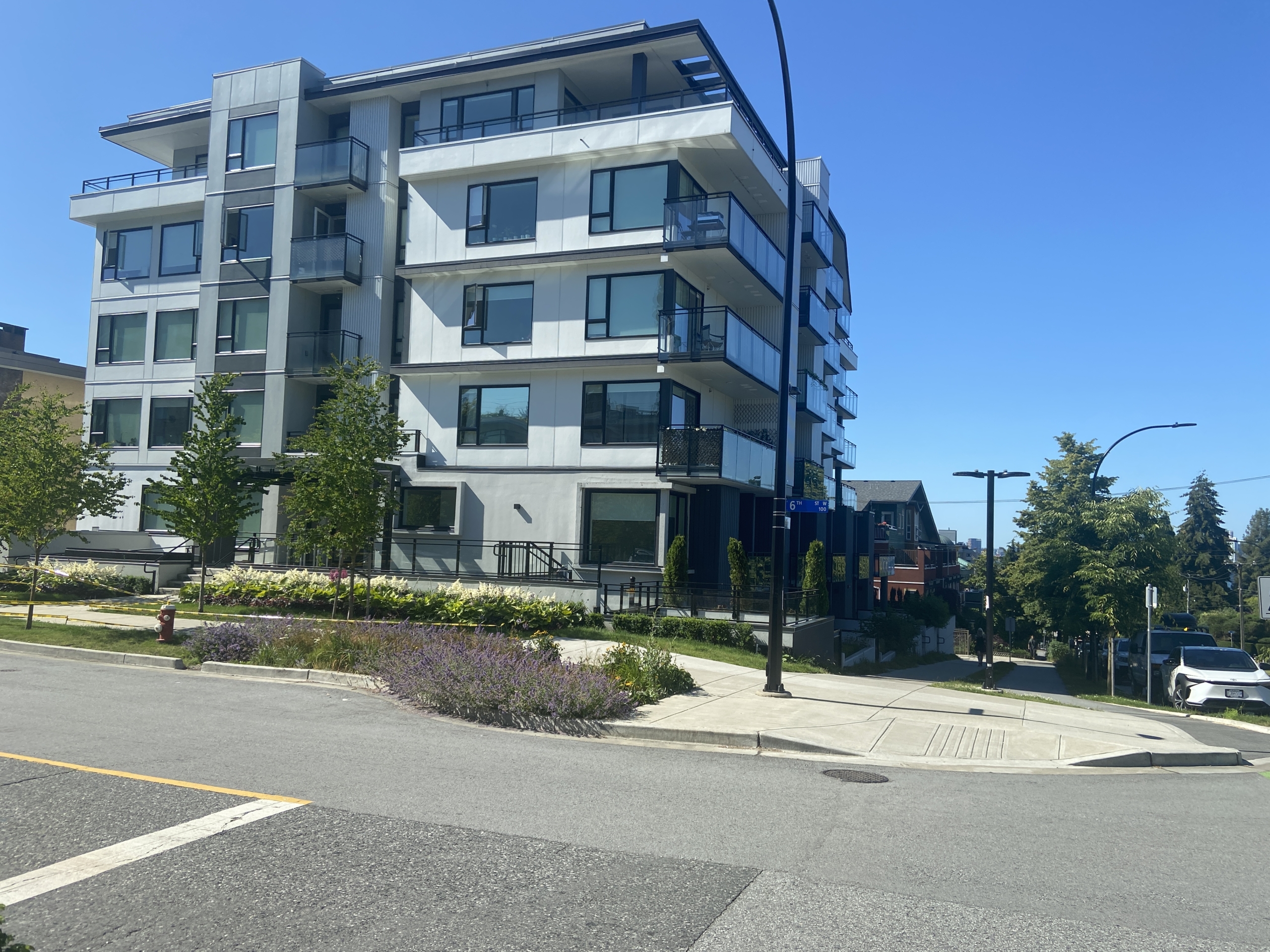 2350 CAD in North Vancouver — photo 16