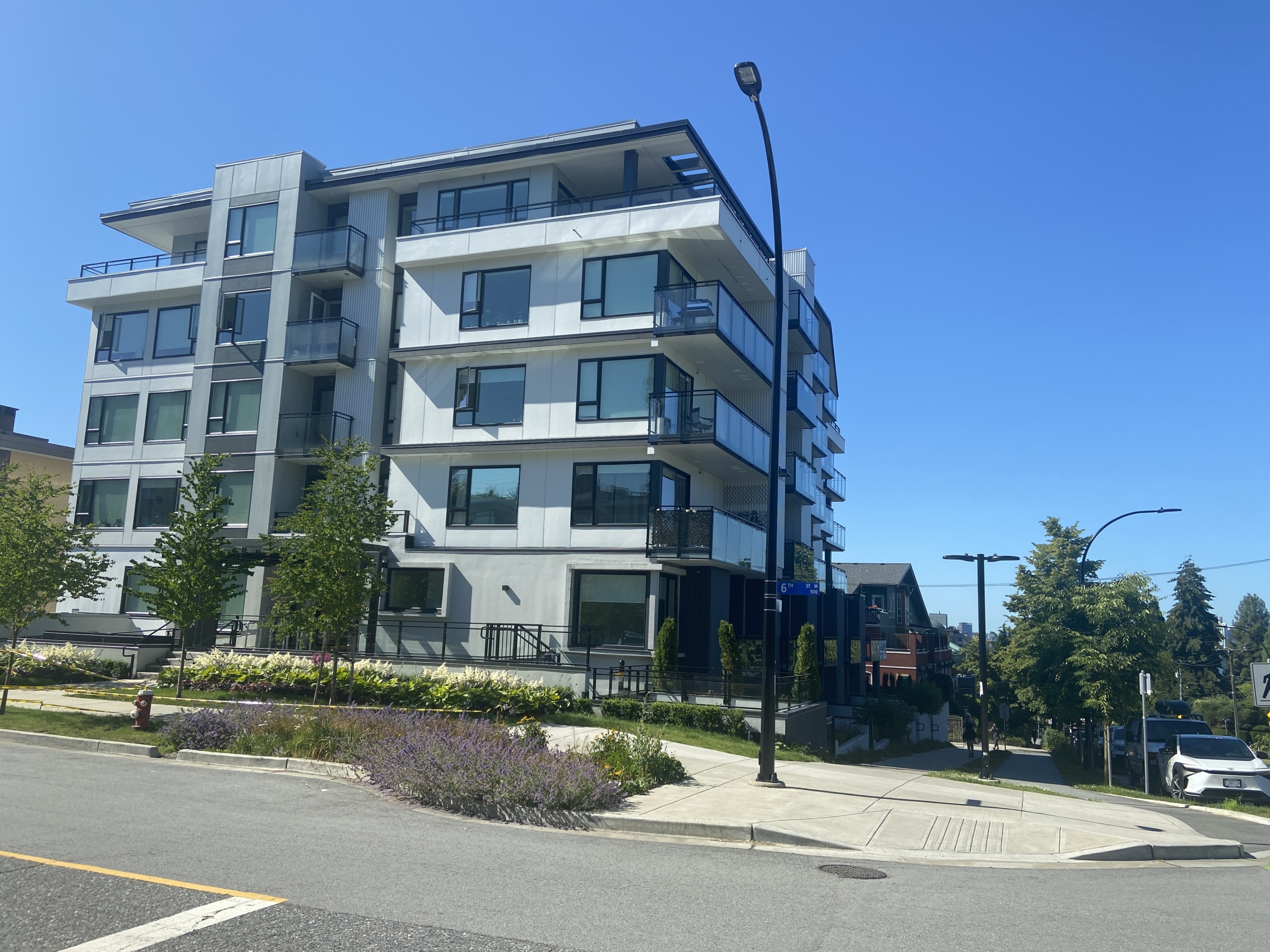2350 CAD in North Vancouver