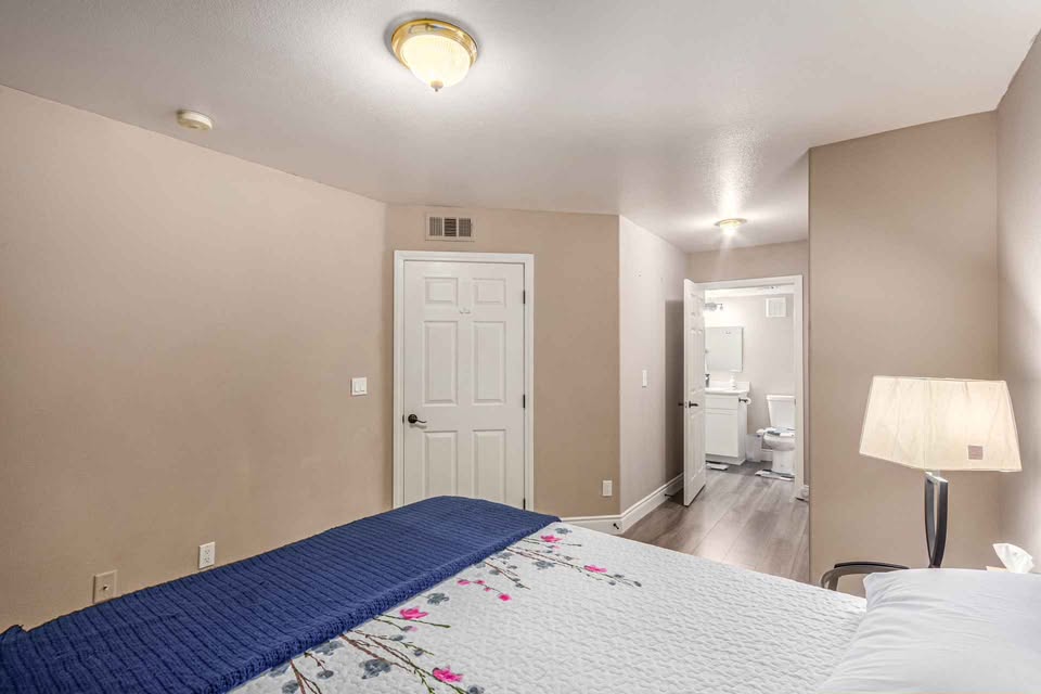 Spacious 3 Bed Apartment for Rent in Surrey — photo 4