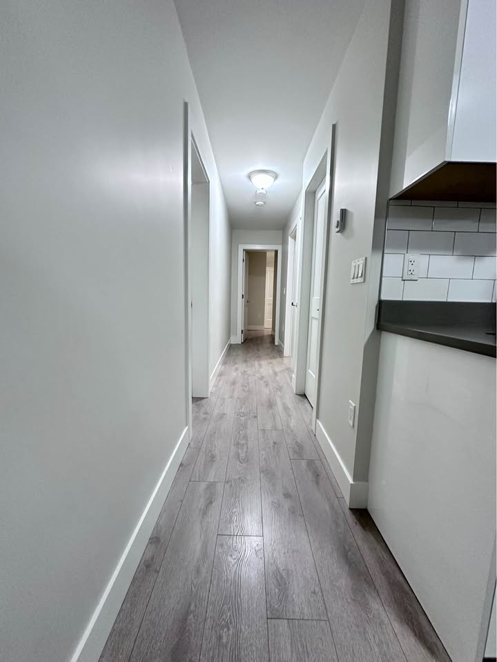 Spacious Bedroom for Rent in Surrey Basement — photo 8