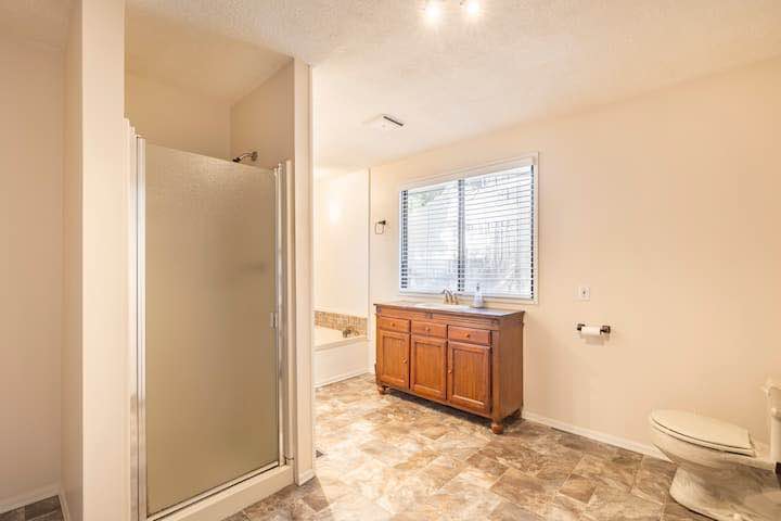 Cozy Private Bedroom for Rent in Surrey — photo 7