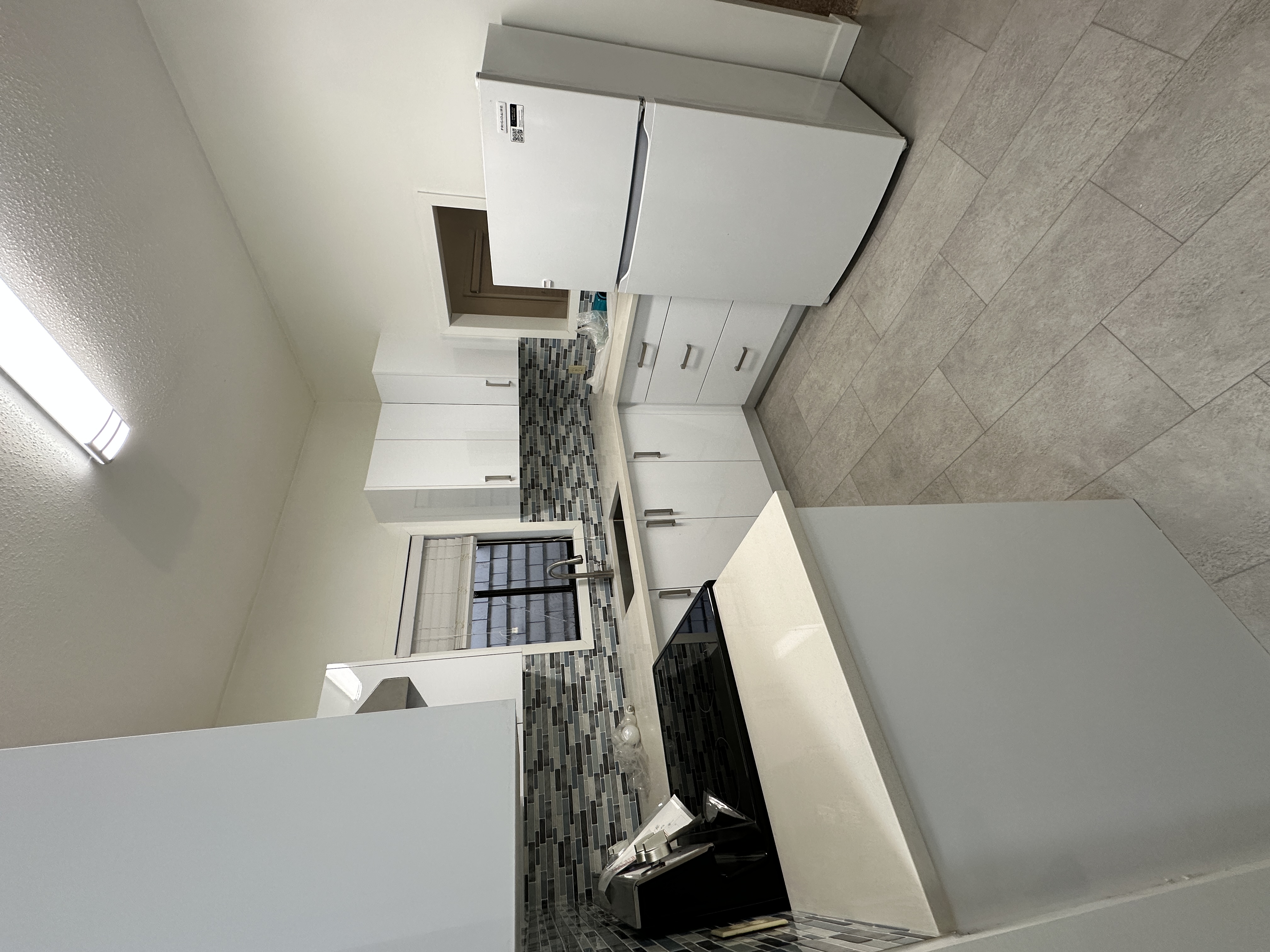 enovated 3-Bedroom Upper | 1.5 Baths | 2 Parking | Fraser
Available Immediately in Vancouver — photo 3