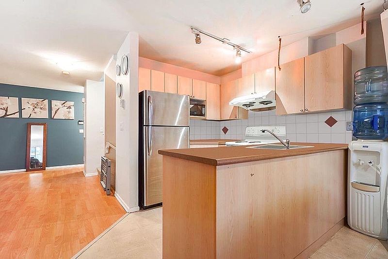 Surrey Townhouse for rent - 5 Bedrooms — photo 3