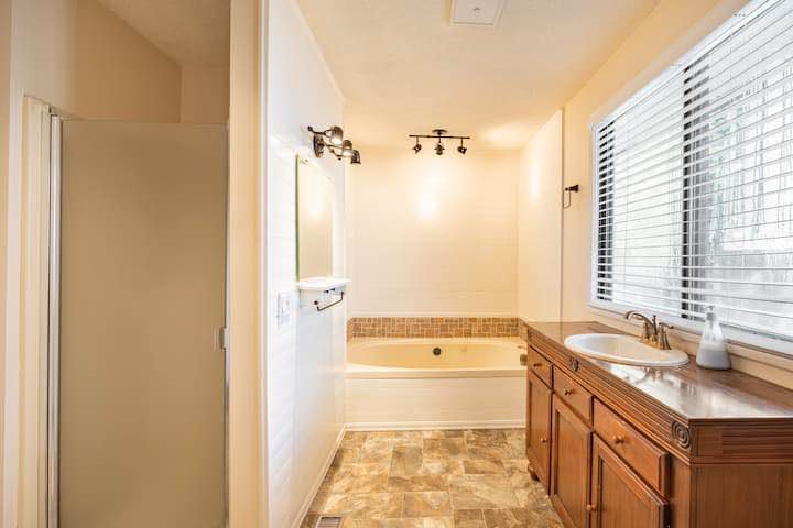 Cozy Private Bedroom for Rent in Surrey — photo 6