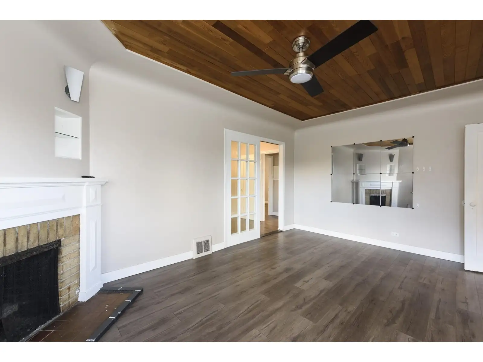 $2999 | 4525 Knight St, Vancouver, BC | 2BD/1BA | Upper House — photo 2