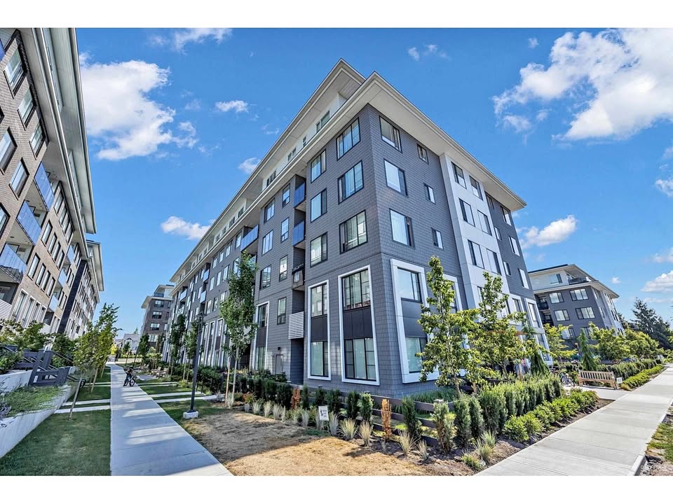 Stylish 2 Bed Apartment in Fleetwood Village in Surrey