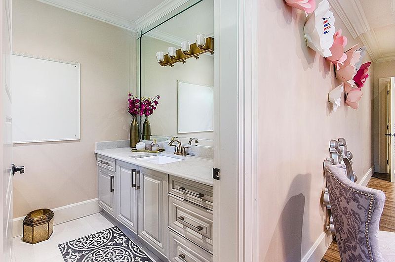 Surrey House for rent - 5 Bedrooms — photo 18