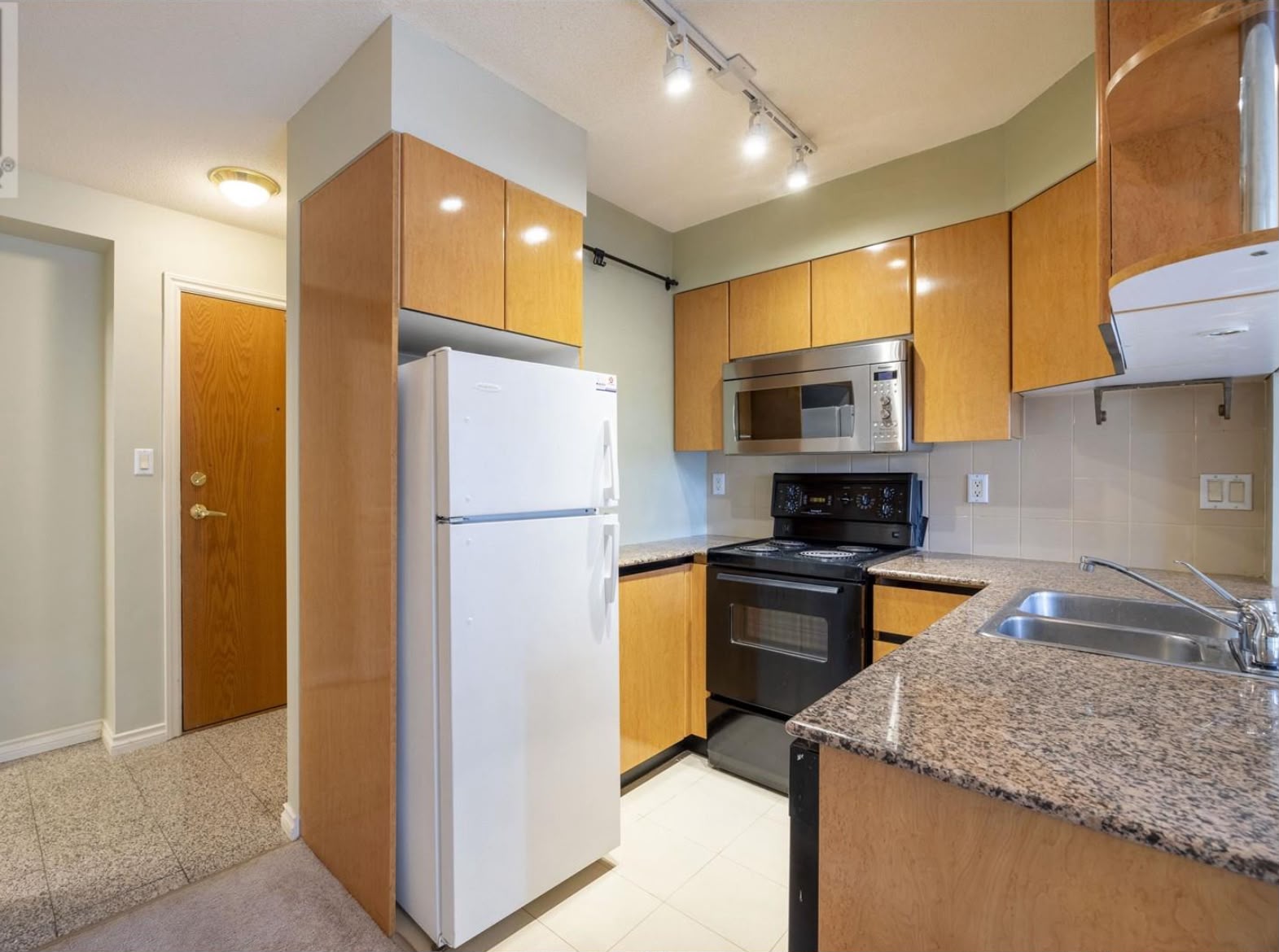 1189 Howe St, Vancouver, BC | 1BD + Den / 1 BA | Downtown Vancouver — photo 8