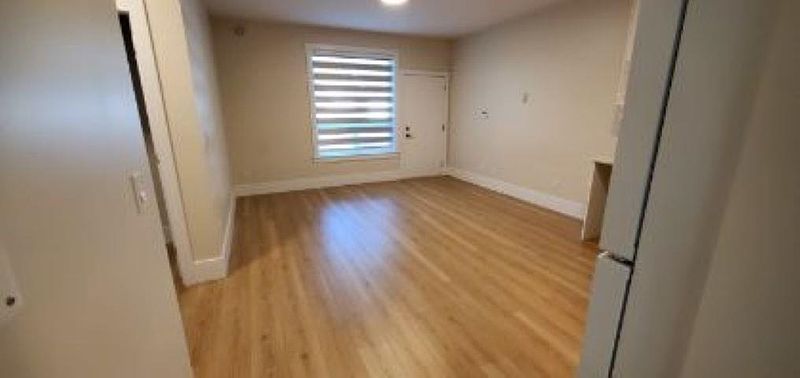 Surrey House for rent - 2 Bedrooms — photo 2