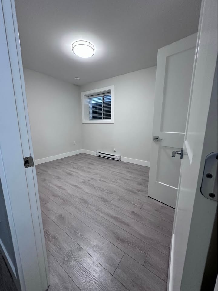 Spacious Bedroom for Rent in Surrey Basement — photo 12