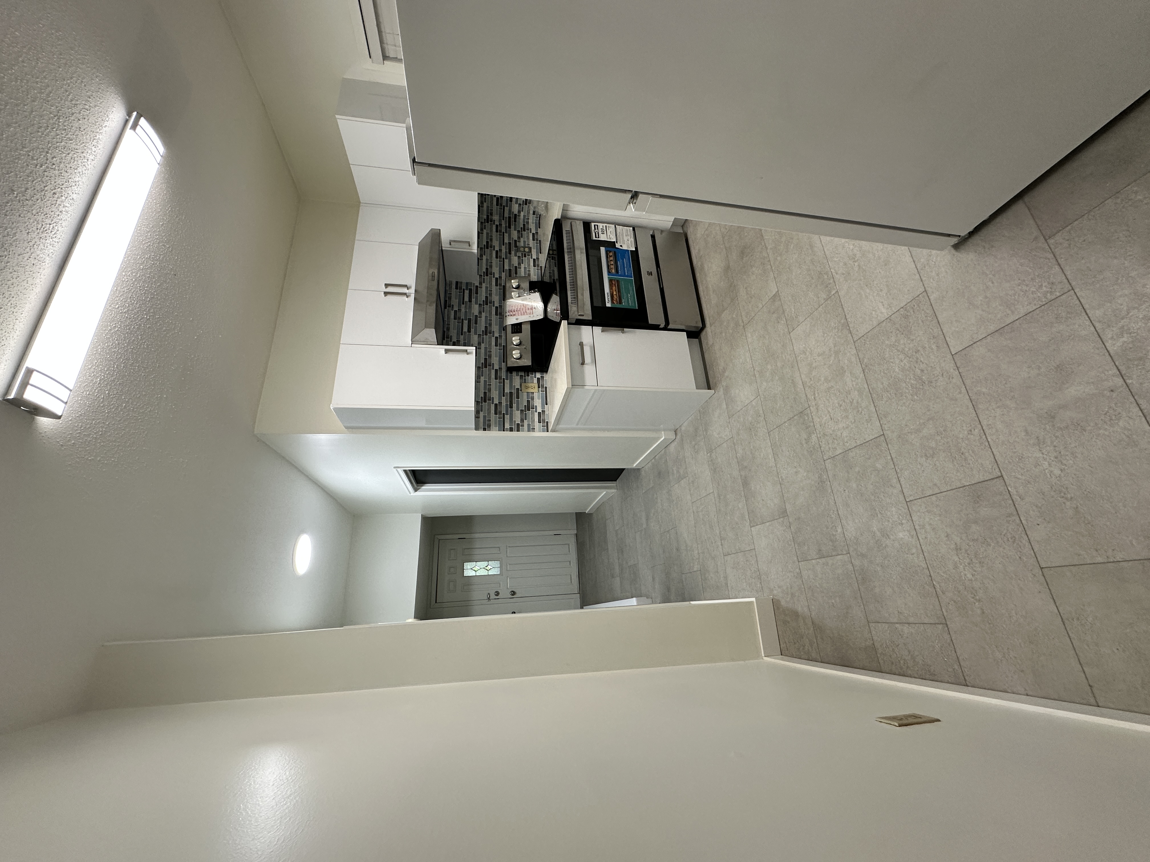 enovated 3-Bedroom Upper | 1.5 Baths | 2 Parking | Fraser
Available Immediately in Vancouver — photo 4
