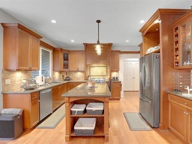 Surrey House for rent - 5 Bedrooms — photo 10