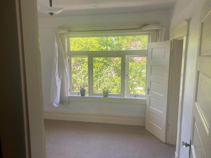 Bright Private Room in Heritage Vancouver House — photo 12