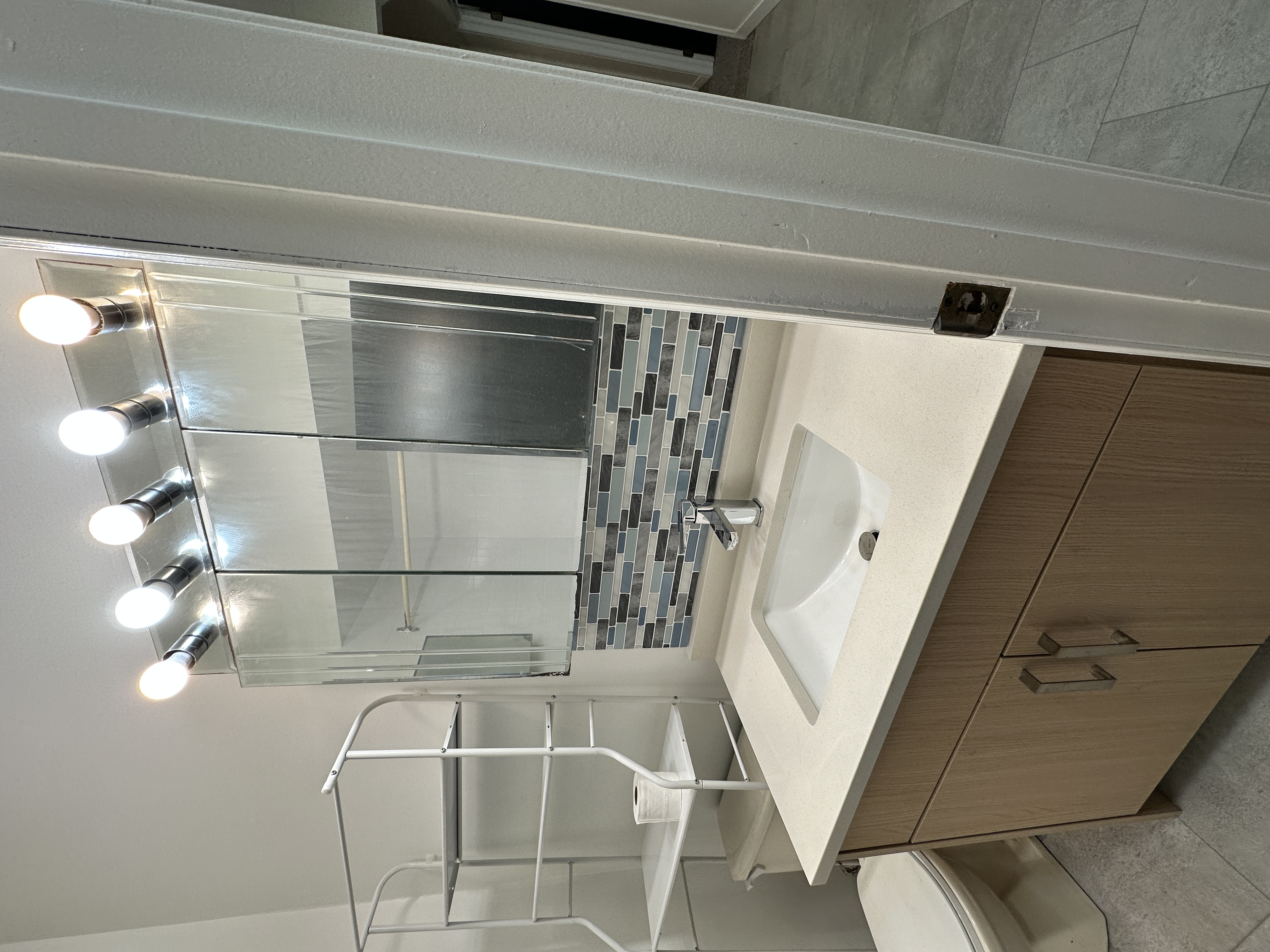 enovated 3-Bedroom Upper | 1.5 Baths | 2 Parking | Fraser
Available Immediately in Vancouver — photo 8