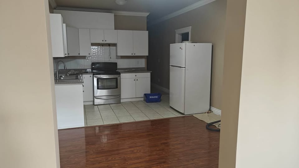 Renovated 2-Bedroom Apartment in Surrey — photo 4