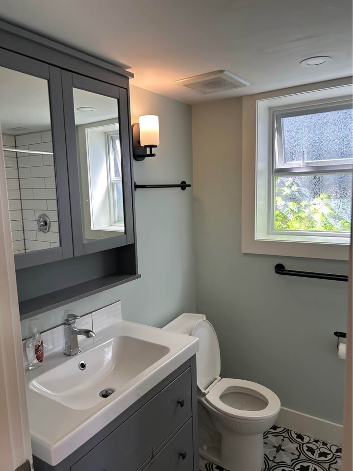 Cozy 1 Bed House with Private Garden in Abbotsford — photo 8