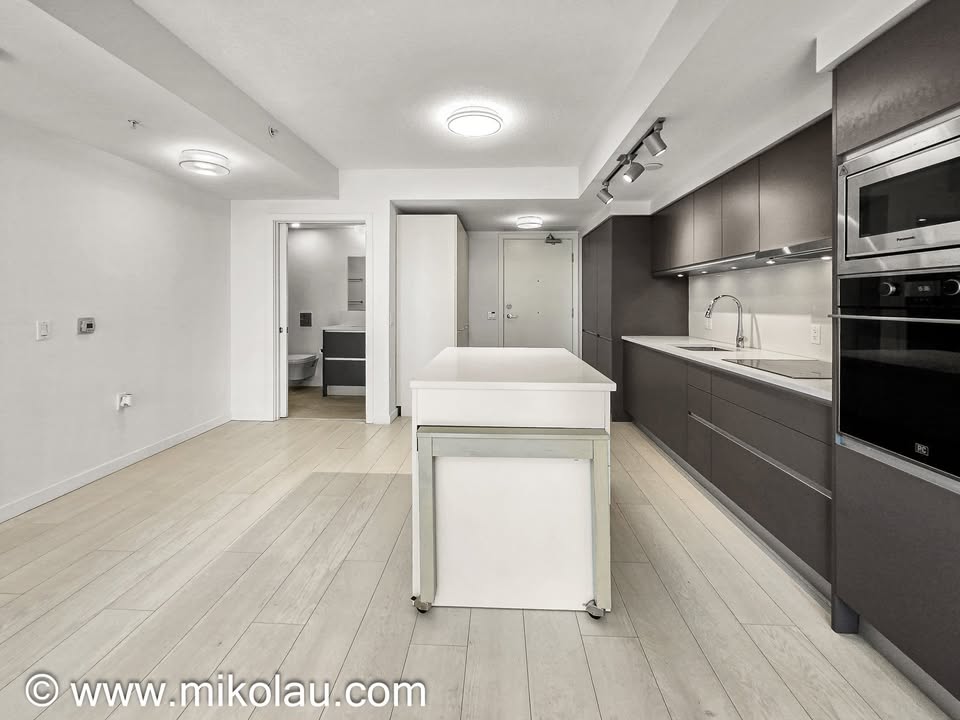 Spacious 2 Bed Apartment in Vancouver for Rent — photo 20