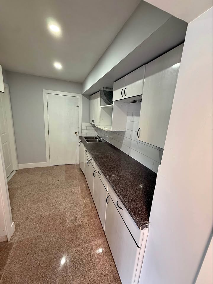 Charming 1 Bed Apartment in Abbotsford — photo 3