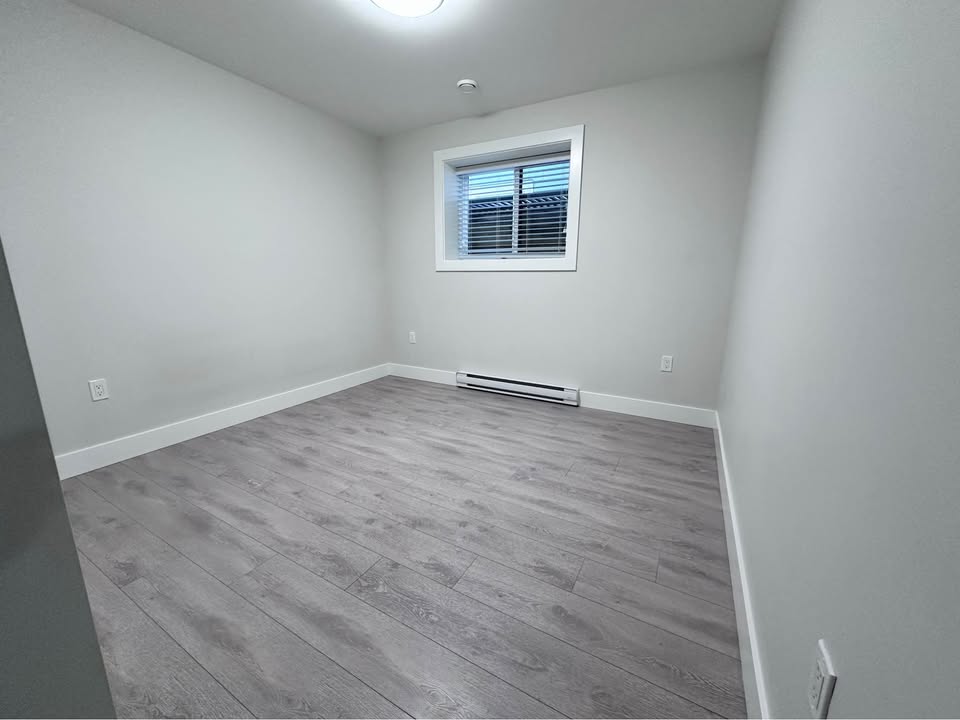 Spacious Bedroom for Rent in Surrey Basement — photo 11