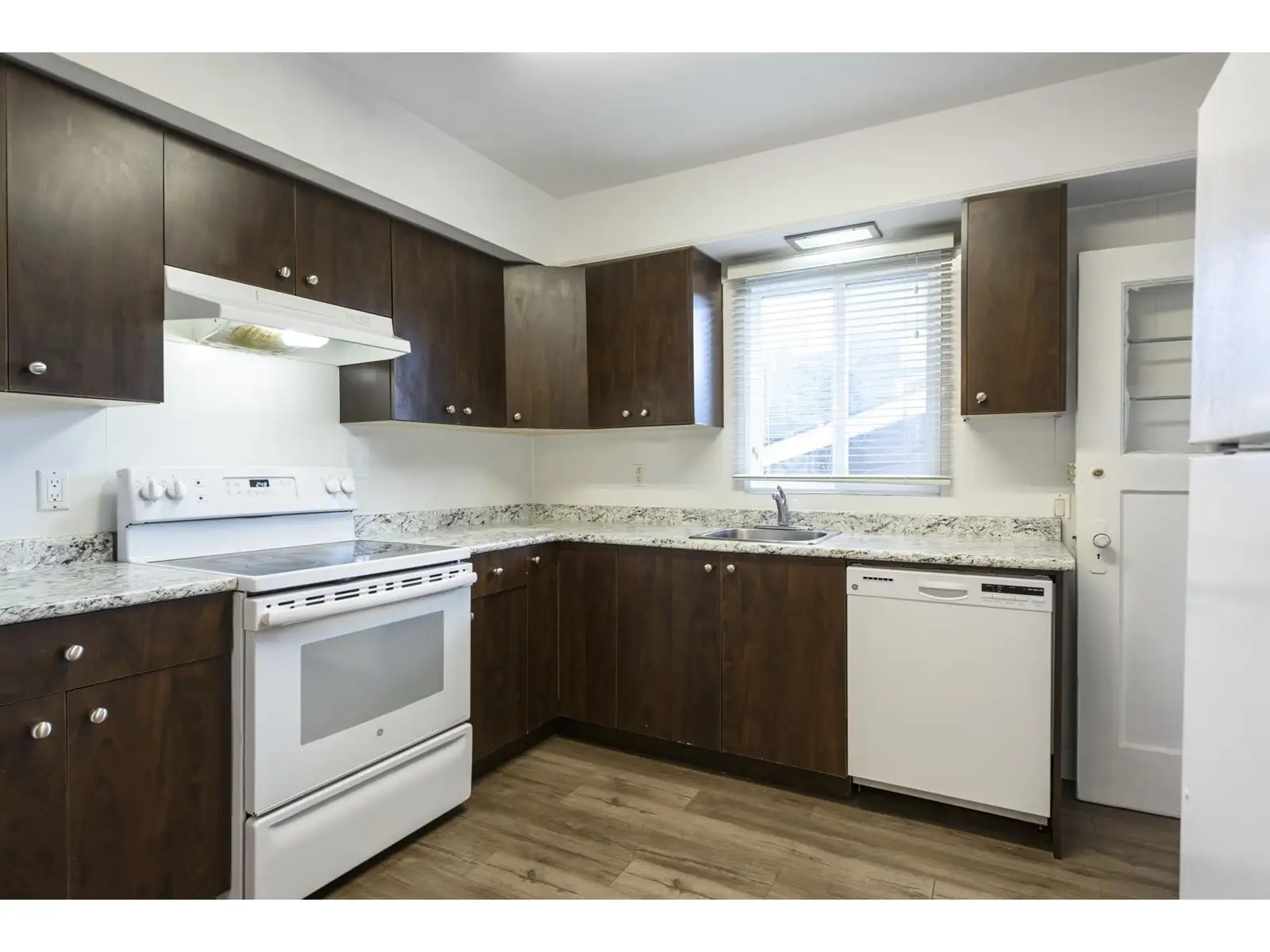 $2999 | 4525 Knight St, Vancouver, BC | 2BD/1BA | Upper House — photo 6