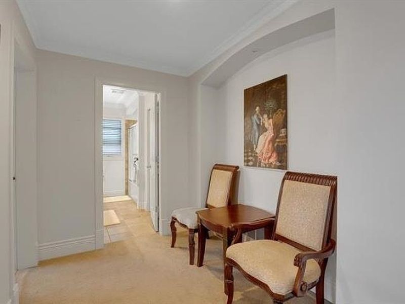 Surrey House for rent - 5 Bedrooms — photo 13