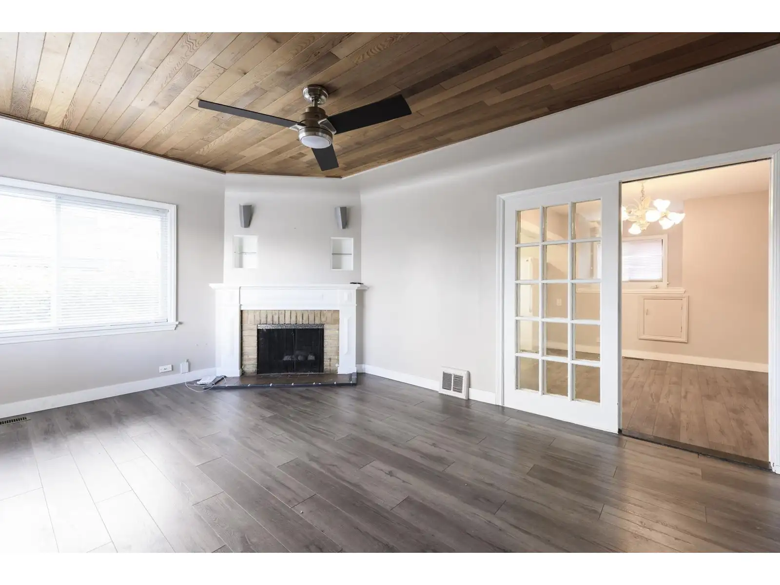 $2999 | 4525 Knight St, Vancouver, BC | 2BD/1BA | Upper House — photo 4