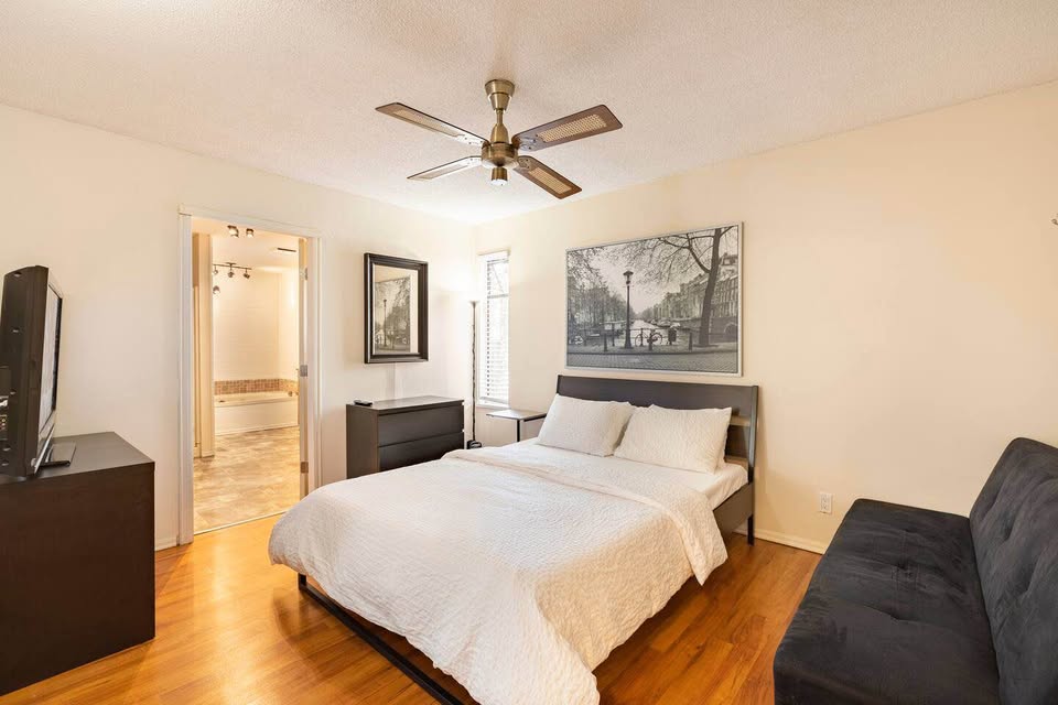 Cozy Private Bedroom for Rent in Surrey — photo 4