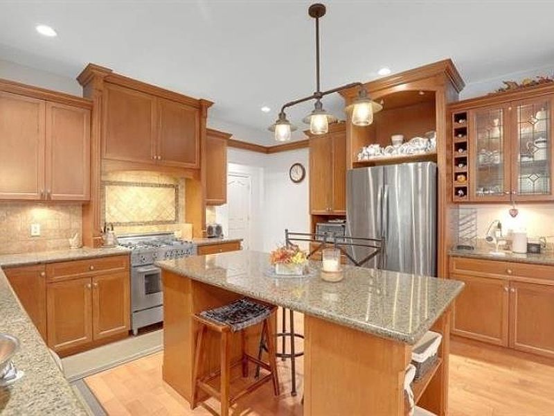 Surrey House for rent - 5 Bedrooms — photo 9