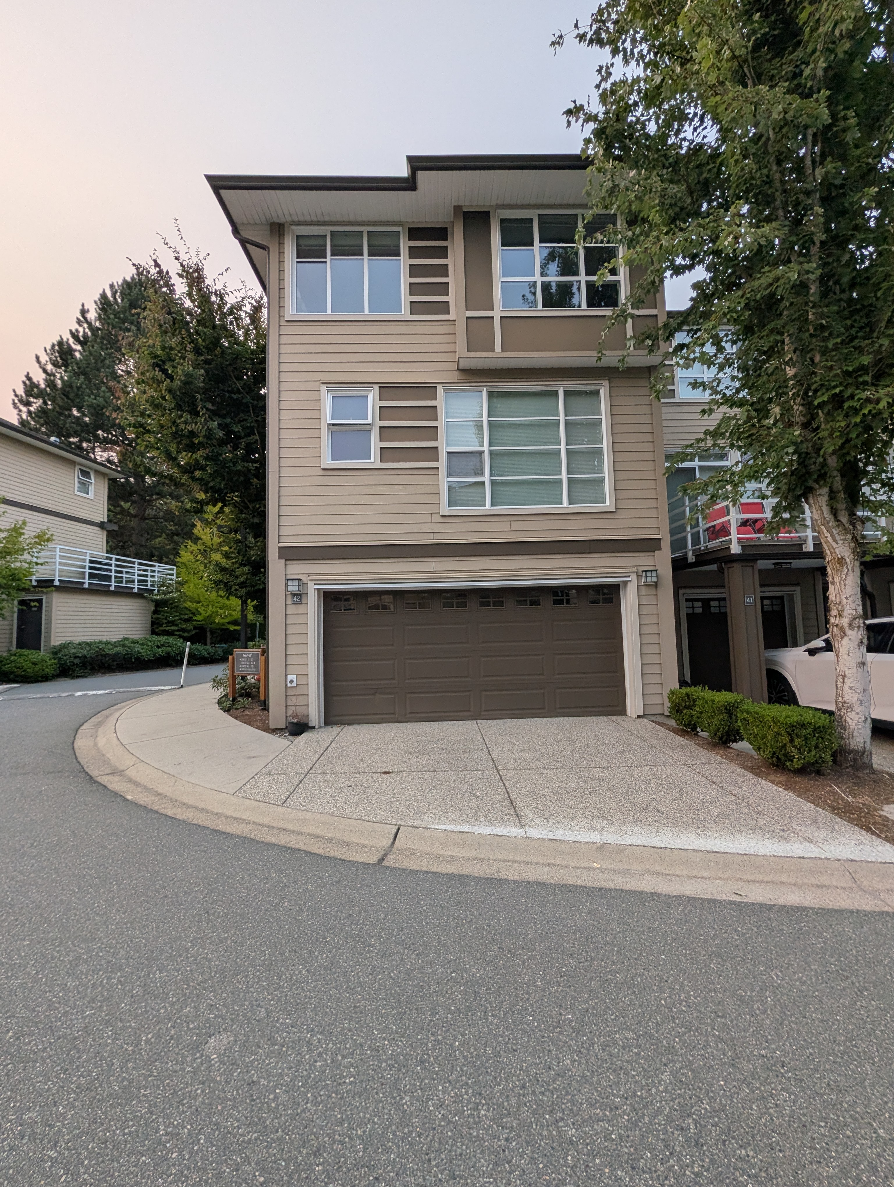 4 Bed + 4 Bath Townhouse in South Surrey in Surrey