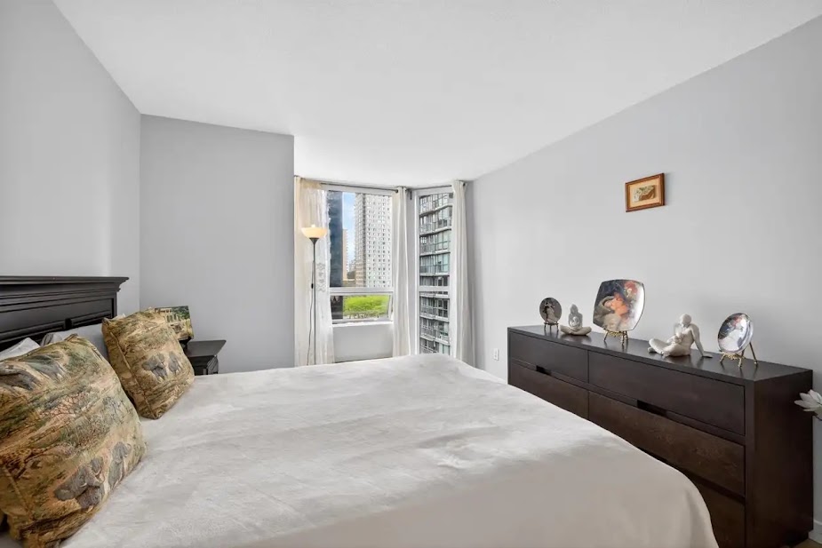 811 Helmcken St, Vancouver | 2BR/2BA Condo — photo 4