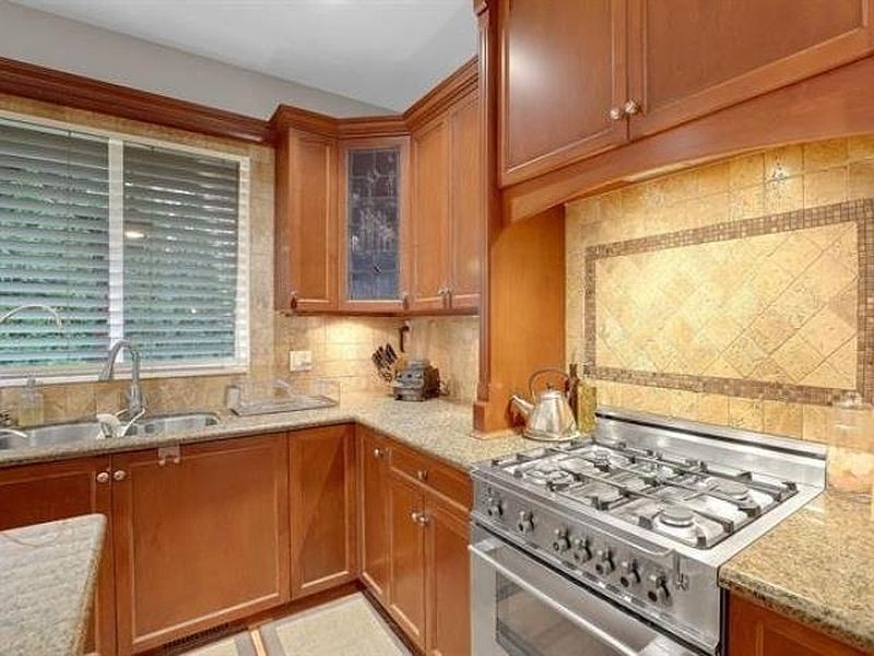 Surrey House for rent - 5 Bedrooms — photo 11